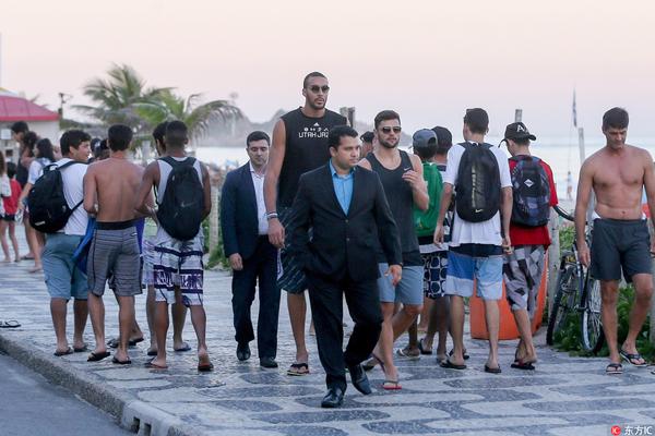 加入 EDward Gaming 争夺 S11 冠军！你们如何评价 JIEJIE 在 EDward Gaming 的表现？