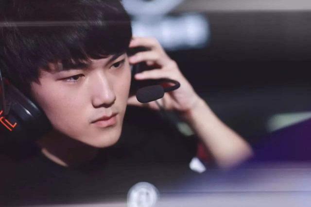 【战报】2025LPL春季赛季后赛FPX 3-2 EDG，FPX逆转取胜抢先晋级决赛