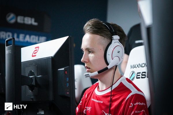 恭喜Yagao夺得年度最佳中单：你值得一切褒奖